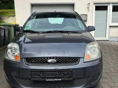 Gebraucht Ford Fiesta 90 PS (66 kW) 2007 Blau Kleinwagen