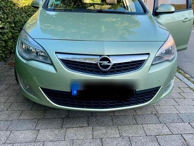 Grün Gebraucht 2010 Opel Astra Kleinwagen | 2.950 € (Teuer)