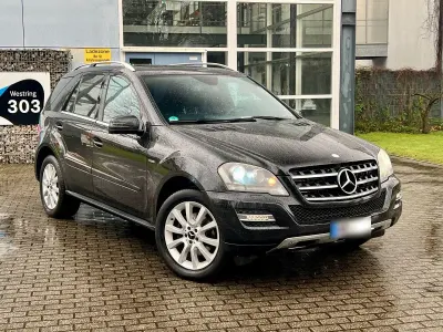 Käytetty Mercedes ML300 204 HP (150 kW) 2011 Musta Katumaasturi