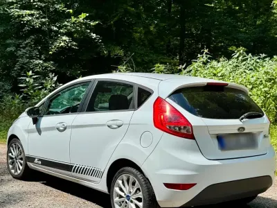 Gebraucht Ford Fiesta Trend 82 PS (60 kW) 2010 Weiß Kleinwagen