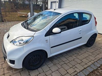 Gebraucht Peugeot 107 Urban Move 68 PS (50 kW) 2011 Weiß Kleinwagen
