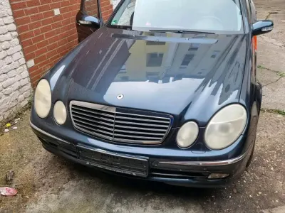 Gebraucht Mercedes E240 Avantgarde 177 PS (130 kW) 2002 Schwarz Limousine