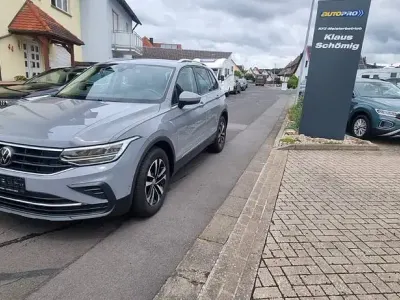 Gebraucht VW Tiguan Active 150 PS (110 kW) 2022 Mondsteingrau SUV