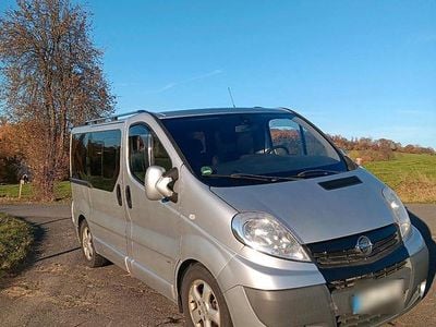 Second-hand Opel Vivaro 145 CP (106 kW) 2011 Argintiu Monovolum