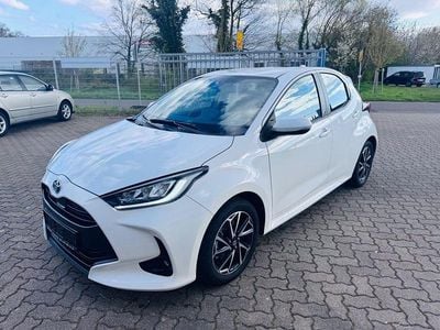 Gebraucht Toyota Yaris Hybrid Team 92 PS (67 kW) 2022 Weiß Limousine