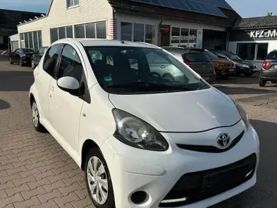 Gebraucht Toyota Aygo 68 PS (50 kW) 2013 Weiß Kleinwagen
