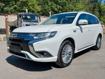 Gebraucht Mitsubishi Outlander P-HEV 135 PS (99 kW) 2020 Weiß Limousine