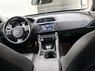 Gebraucht Jaguar XE 180 PS (132 kW) 2016 Blau Limousine