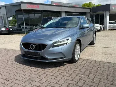 Gebraucht Volvo V40 Momentum 150 PS (110 kW) 2016 Blau Limousine