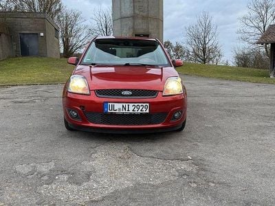Gebraucht Ford Fiesta Ambiente 80 PS (58 kW) 2007 Rot Kleinwagen