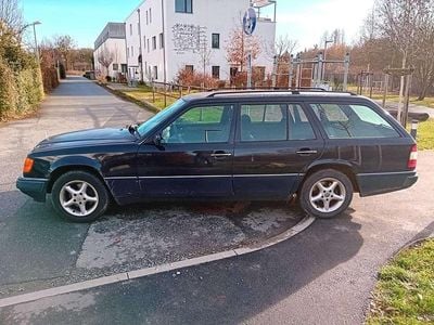 Second-hand Mercedes E220 118 CP (86 kW) 1992 Albastru Break