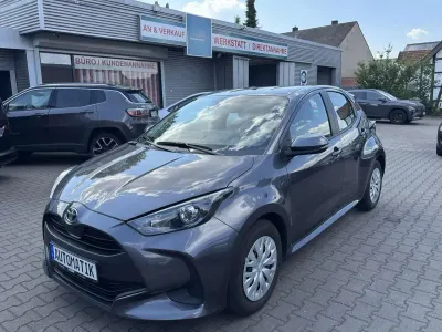 Gebraucht Toyota Yaris Hybrid Business Edition 92 PS (67 kW) 2023 Grey metallic Kleinwagen