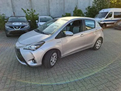 Gebraucht Toyota Yaris Hybrid Basis 75 PS (55 kW) 2020 Silber Limousine
