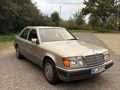 Gold Gebraucht 1992 Mercedes E230 Limousine | 5.650 €