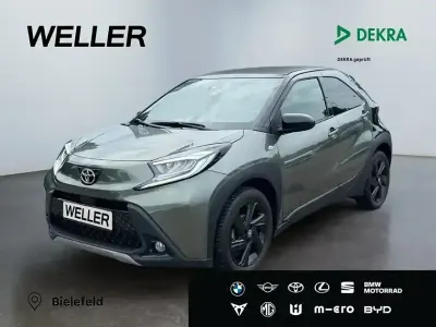 Gebraucht Toyota Aygo 72 PS (52 kW) 2022 Cardamon green / night sky black (gruen) Kleinwagen