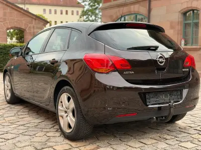 Gebraucht Opel Astra Design Edition 131 PS (96 kW) 2011 Braun Limousine
