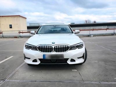 Second-hand BMW 330 Luxury Line 258 CP (189 kW) 2019 Alb Berlinǎ
