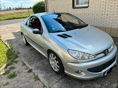 Gebraucht Peugeot 206 CC 109 PS (80 kW) 2002 Silber Cabrio