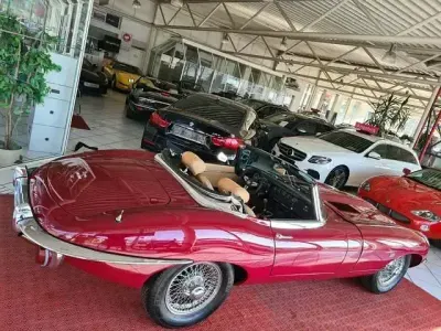 Begagnad Jaguar E-Type 265 HK (194 kW) 1969 Röd Cab