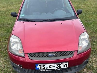 Gebraucht Ford Fiesta Ambiente 70 PS (51 kW) 2005 Rot Kleinwagen