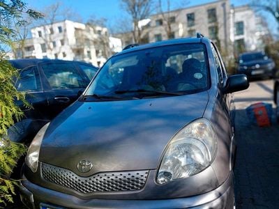 Gebraucht Toyota Yaris Verso 84 PS (61 kW) 2003 Silber Van / Kleinbus