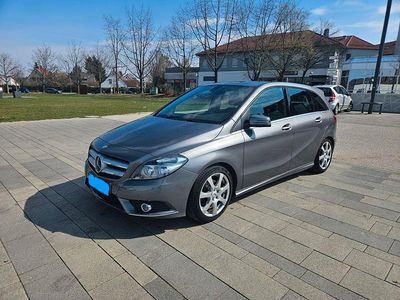 Usata Mercedes B180 122 CV (89 kW) 2014 Grigio Monovolume