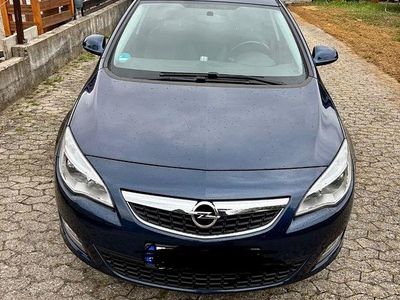Używany Opel Astra 110 KM (80 kW) 2012 Niebieski Sedan/Limuzyna