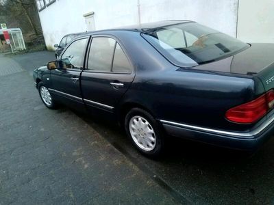 Mercedes E200