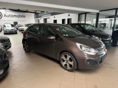 Gebraucht Kia Rio Spirit 109 PS (80 kW) 2013 Braun Limousine