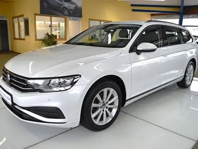 Gebraucht VW Passat Basis 150 PS (110 kW) 2023 Weiß Kombi