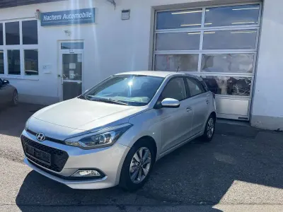 Gebraucht Hyundai i20 Intro Edition 101 PS (74 kW) 2015 Sleek silver / met Kleinwagen