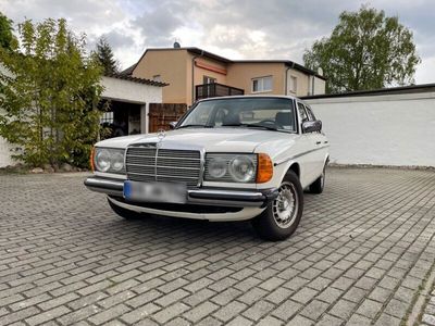 gebraucht Mercedes 200 W123 / / Blickfänger