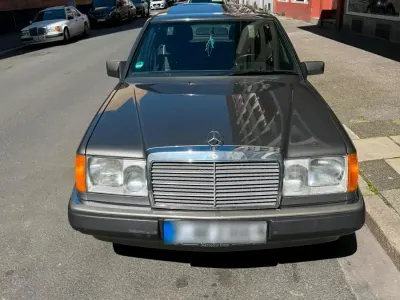 Brugt Mercedes 230 132 HK (97 kW) 1990 Grå Sedan