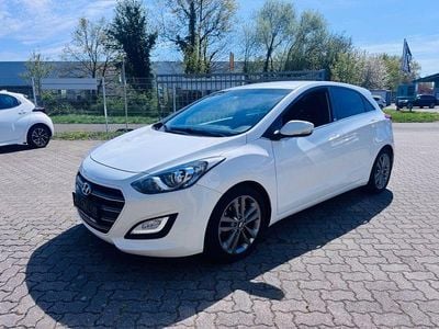 Gebraucht Hyundai i30 Passion 110 PS (80 kW) 2016 Weiß Limousine