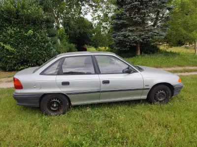Używany Opel Astra 75 KM (55 kW) 1993 Srebrny Sedan/Limuzyna