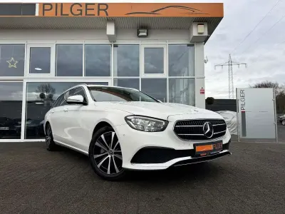 Używany Mercedes E300 211 KM (155 kW) 2022 Biały Kombi