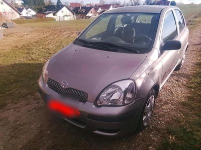 Używany Toyota Yaris 65 KM (47 kW) 2004 Szary Hatchback