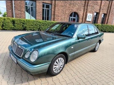 Usata Mercedes E230 150 CV (110 kW) 1996 Verde Berlina