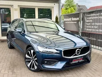 Używany Volvo V60 Momentum 250 KM (183 kW) 2020 Niebieski Kombi