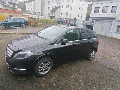 Schwarz Gebraucht 2014 Mercedes B200 Van / Kleinbus | 10.350 € (Fairer Preis)