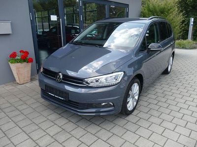 Grau Gebraucht 2024 VW Touran Highline Van / Kleinbus | 33.990 € (Fairer Preis)