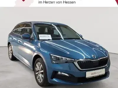 Gebraucht Skoda Scala Ambition 150 PS (110 kW) 2021 Titanblau metallic Kleinwagen