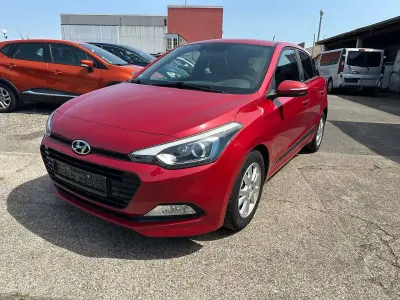 Gebraucht Hyundai i20 Classic 101 PS (74 kW) 2017 Rot Limousine