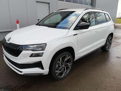 Moonwhite metallic Neu 2025 Skoda Karoq SportLine SUV | 40.768 € (Fairer Preis)