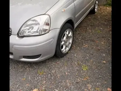 Gebraucht Toyota Yaris 80 PS (58 kW) 2005 Silber Kleinwagen