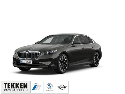 Neu BMW 550e M Sport 489 PS (359 kW) 2026 Grau Limousine