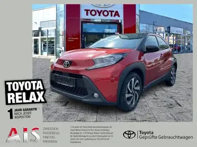 Gebraucht Toyota Aygo X Basis 72 PS (52 kW) 2023 Chili red perleffekt/ night sky black SUV