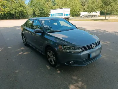 Gebraucht VW Jetta 105 PS (77 kW) 2011 Grau Limousine