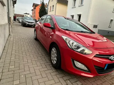 Gebraucht Hyundai i30 100 PS (73 kW) 2012 Rot Limousine