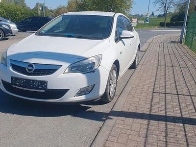 Begagnad Opel Astra Design Edition 140 HK (102 kW) 2011 Vit Sedan